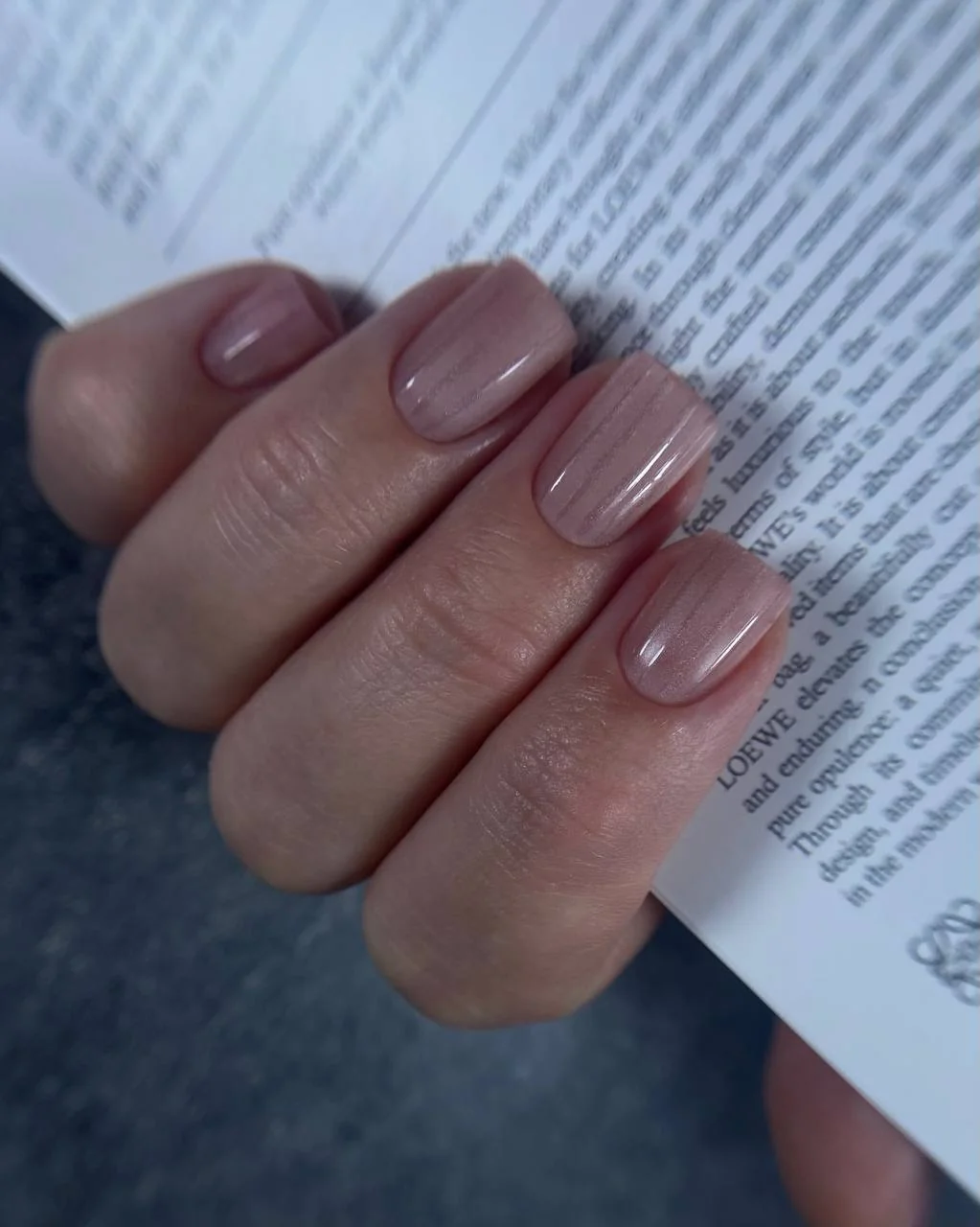 Нюдовый маникюр с книгой