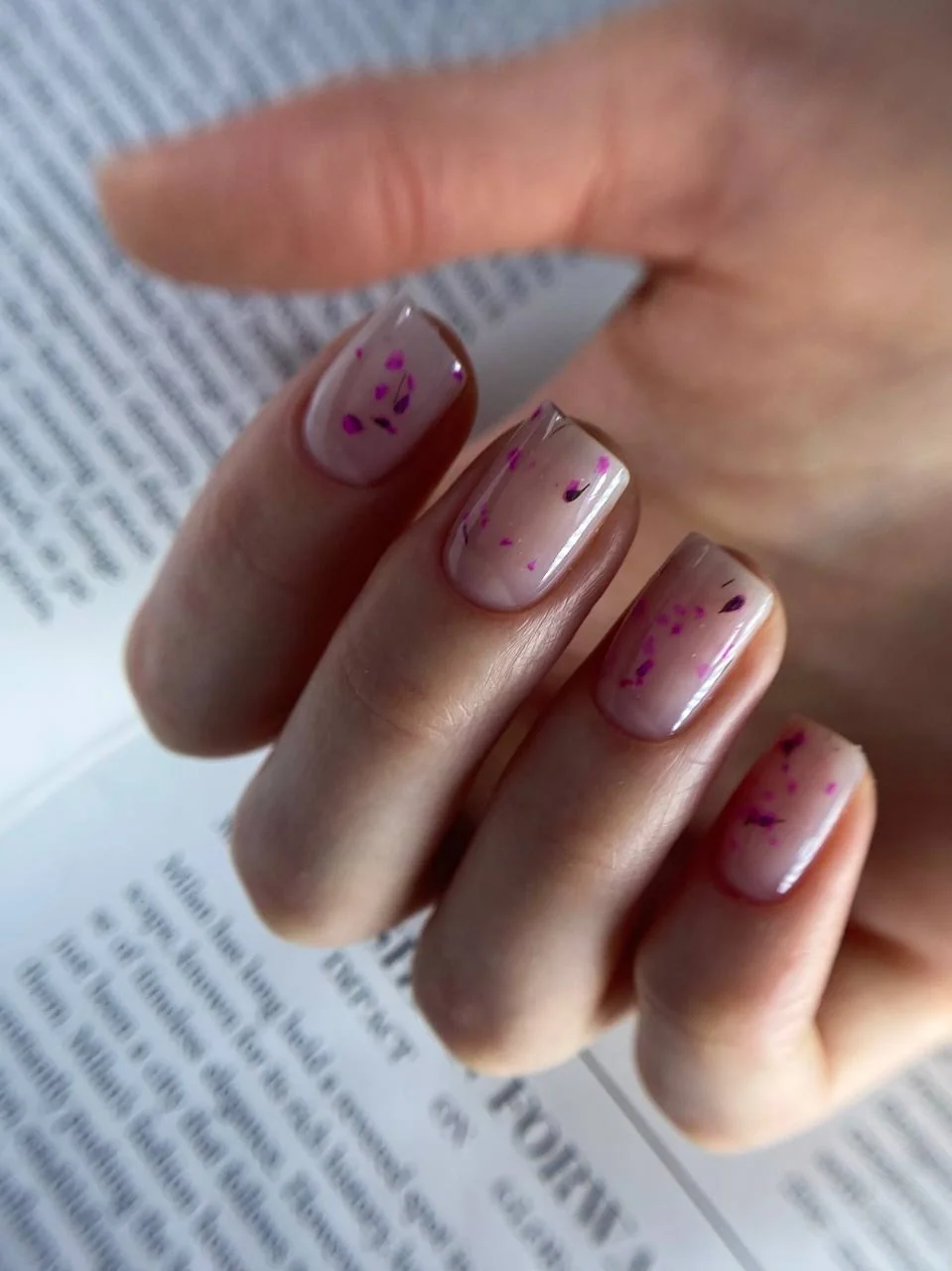 Нежный маникюр с вкраплениями