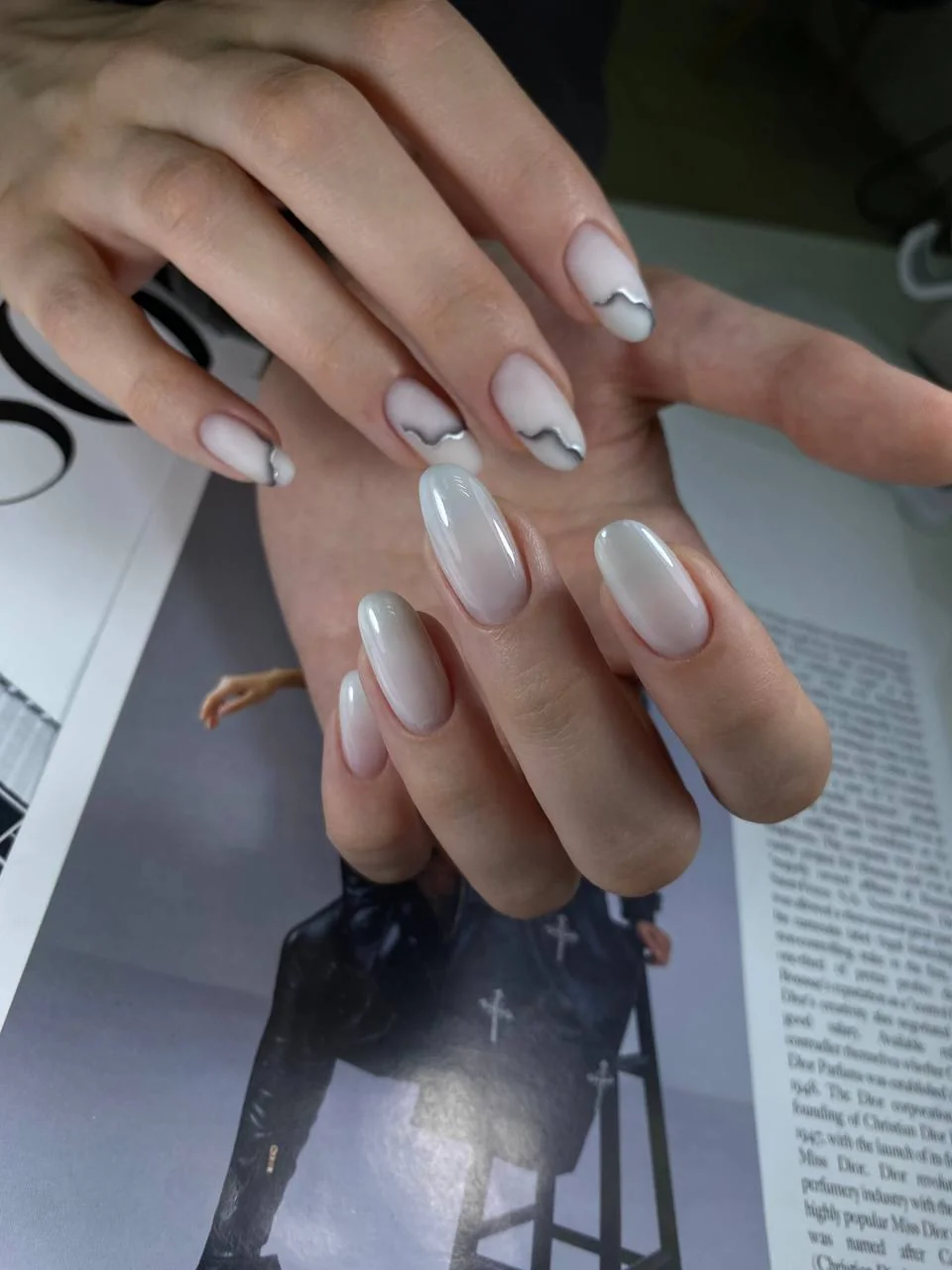 Молочный маникюр с волнистым дизайном
