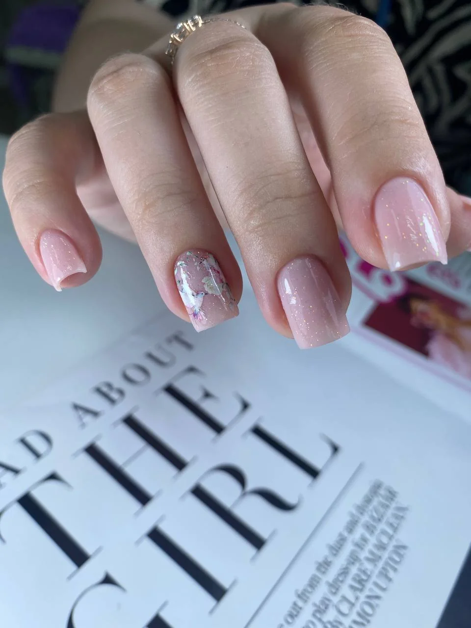 Розовый маникюр с глиттером