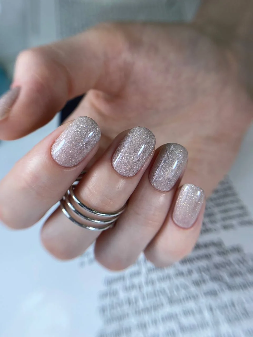 Серебристый шиммерный маникюр