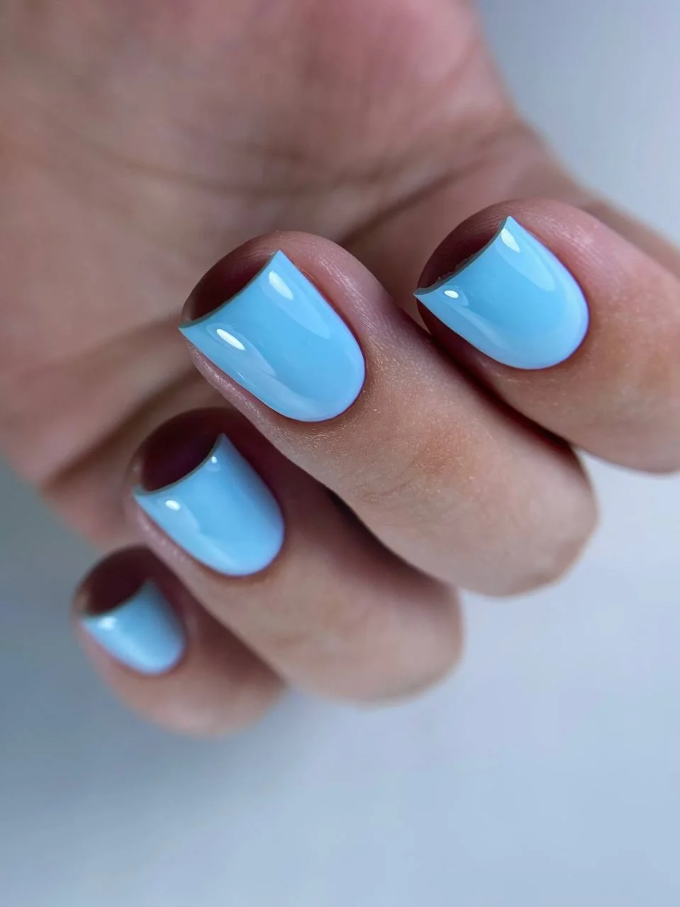 Голубой маникюр