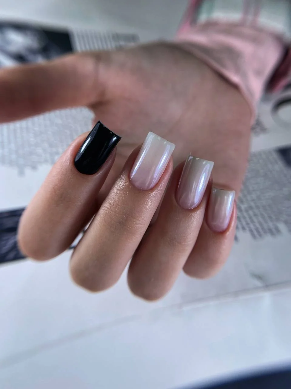 Контрастный чёрно-молочный маникюр