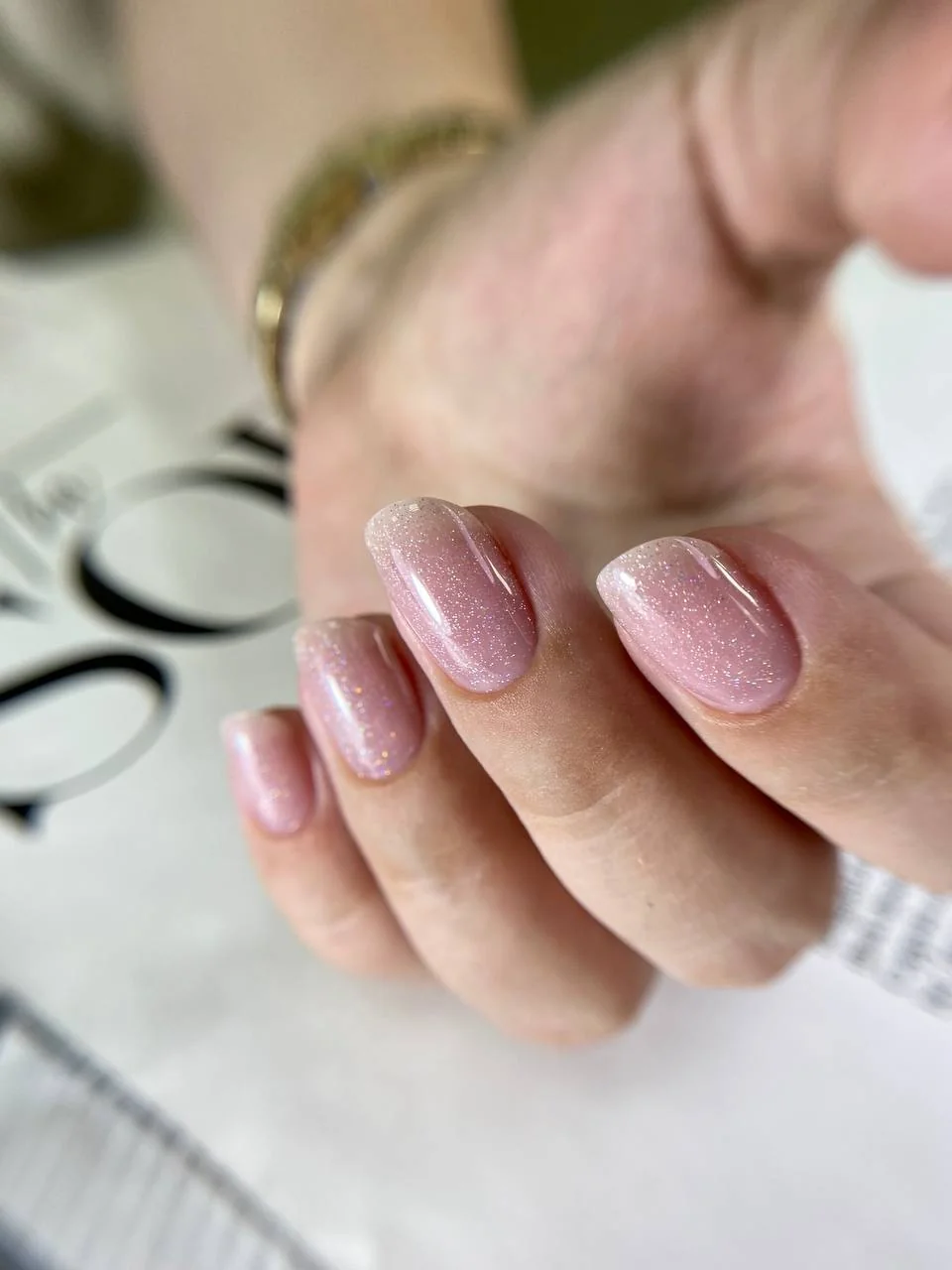 Розовый блестящий маникюр