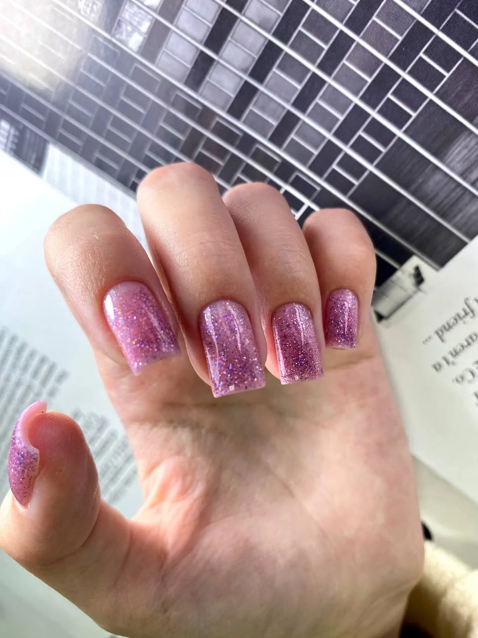 Розовый глиттерный маникюр
