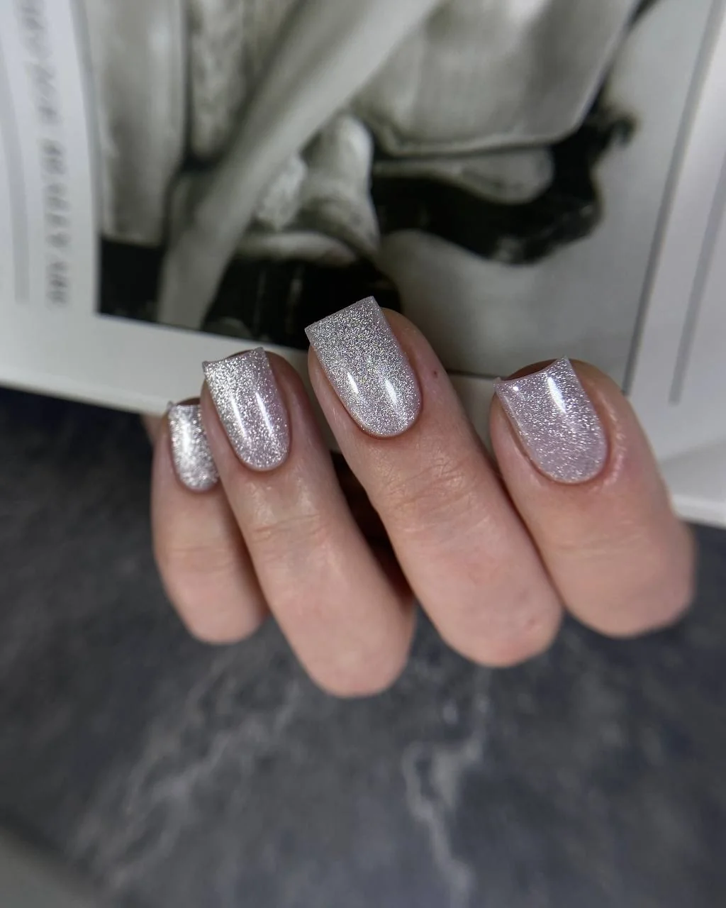 Серебряный голографический маникюр