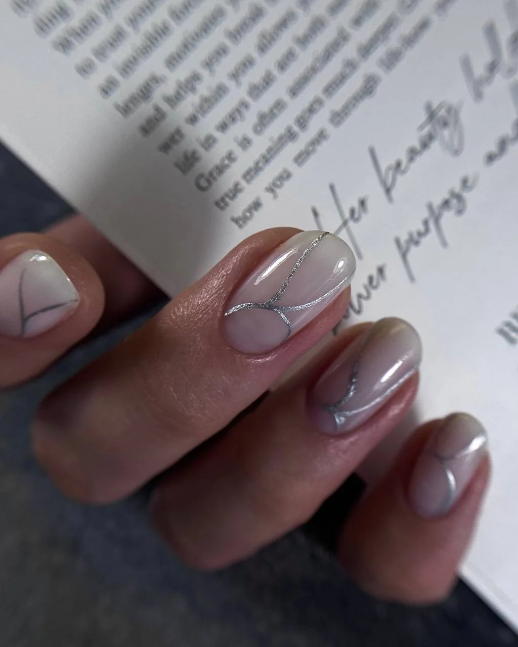 Маникюр с серебряными линиями