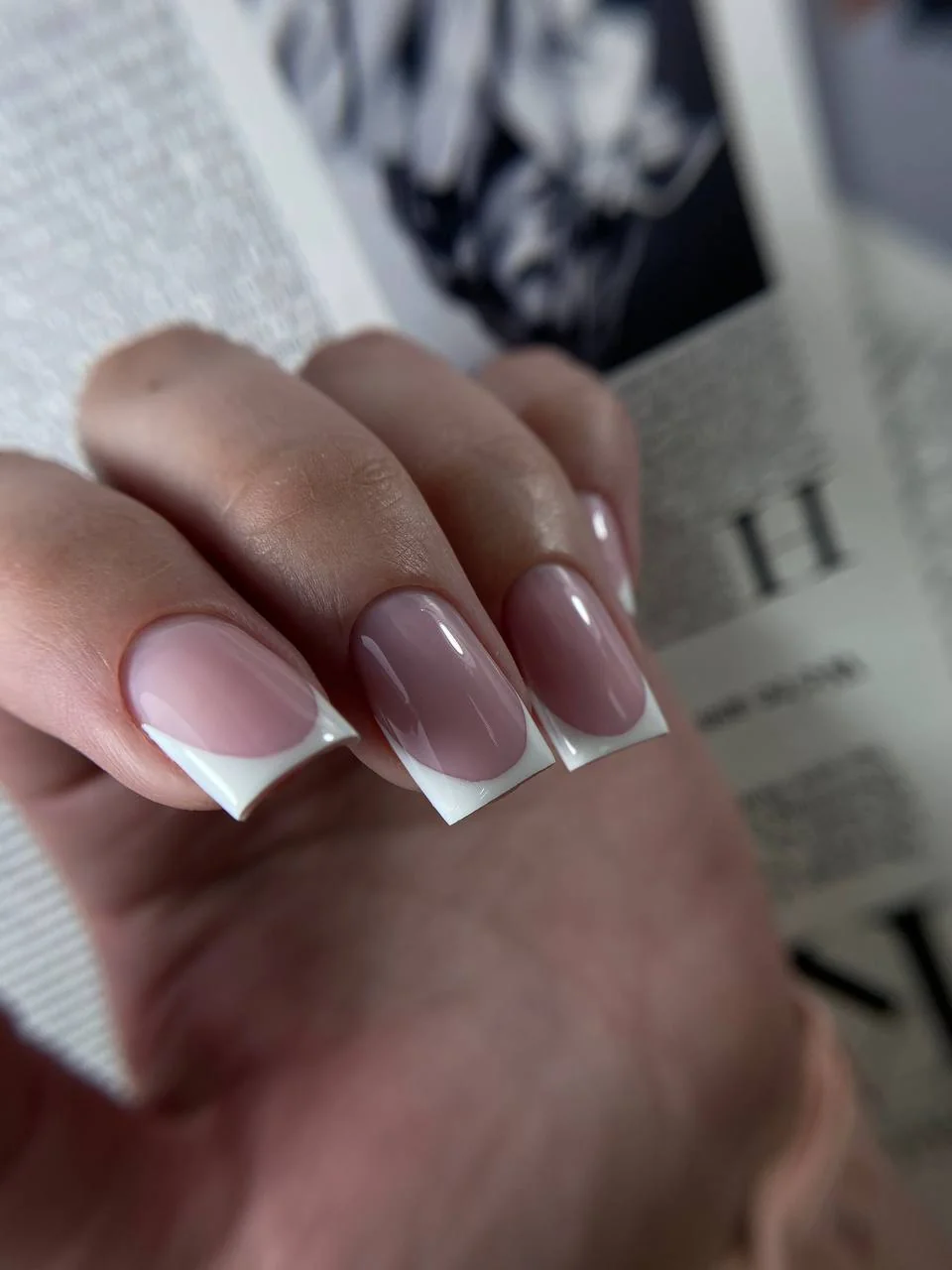 Классический французский маникюр