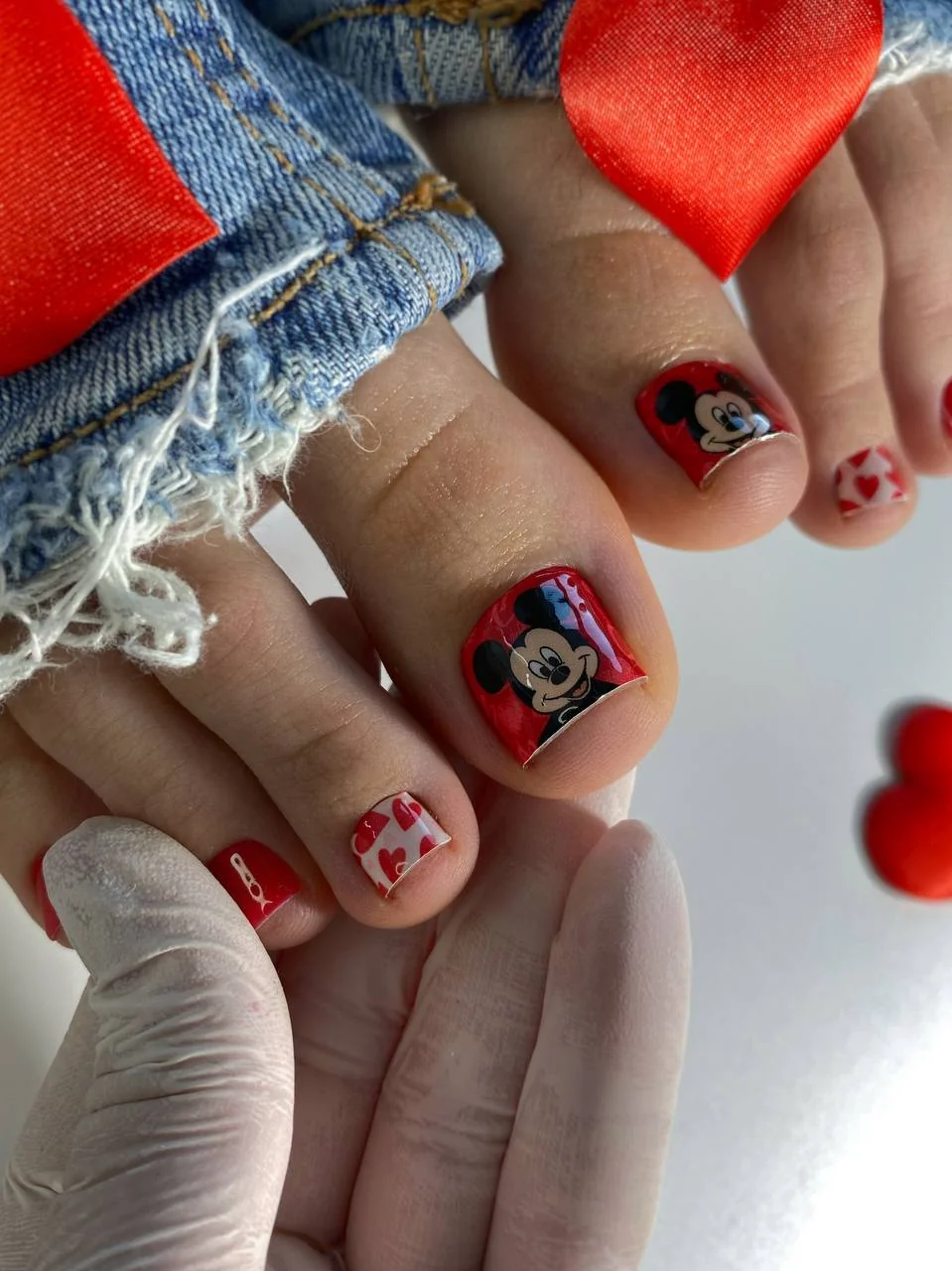 Педикюр с дизайном Микки Маус