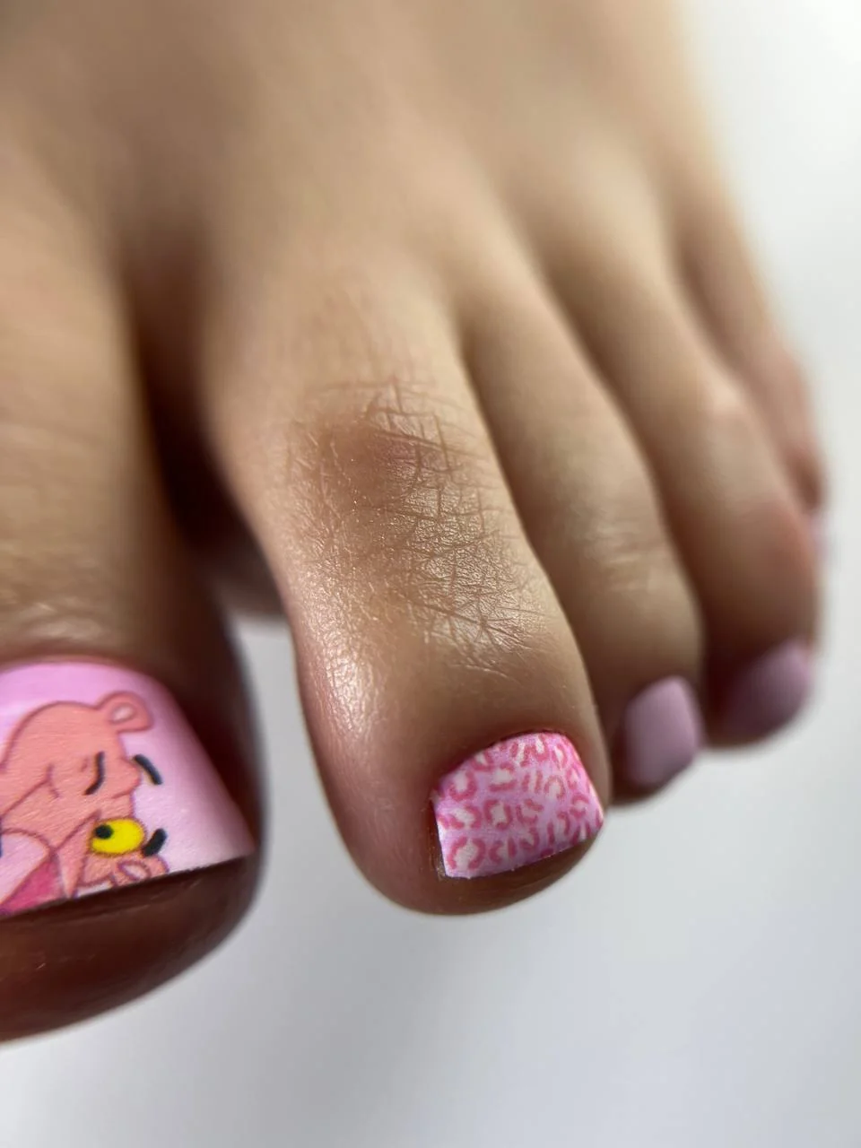 Розовый педикюр с дизайном