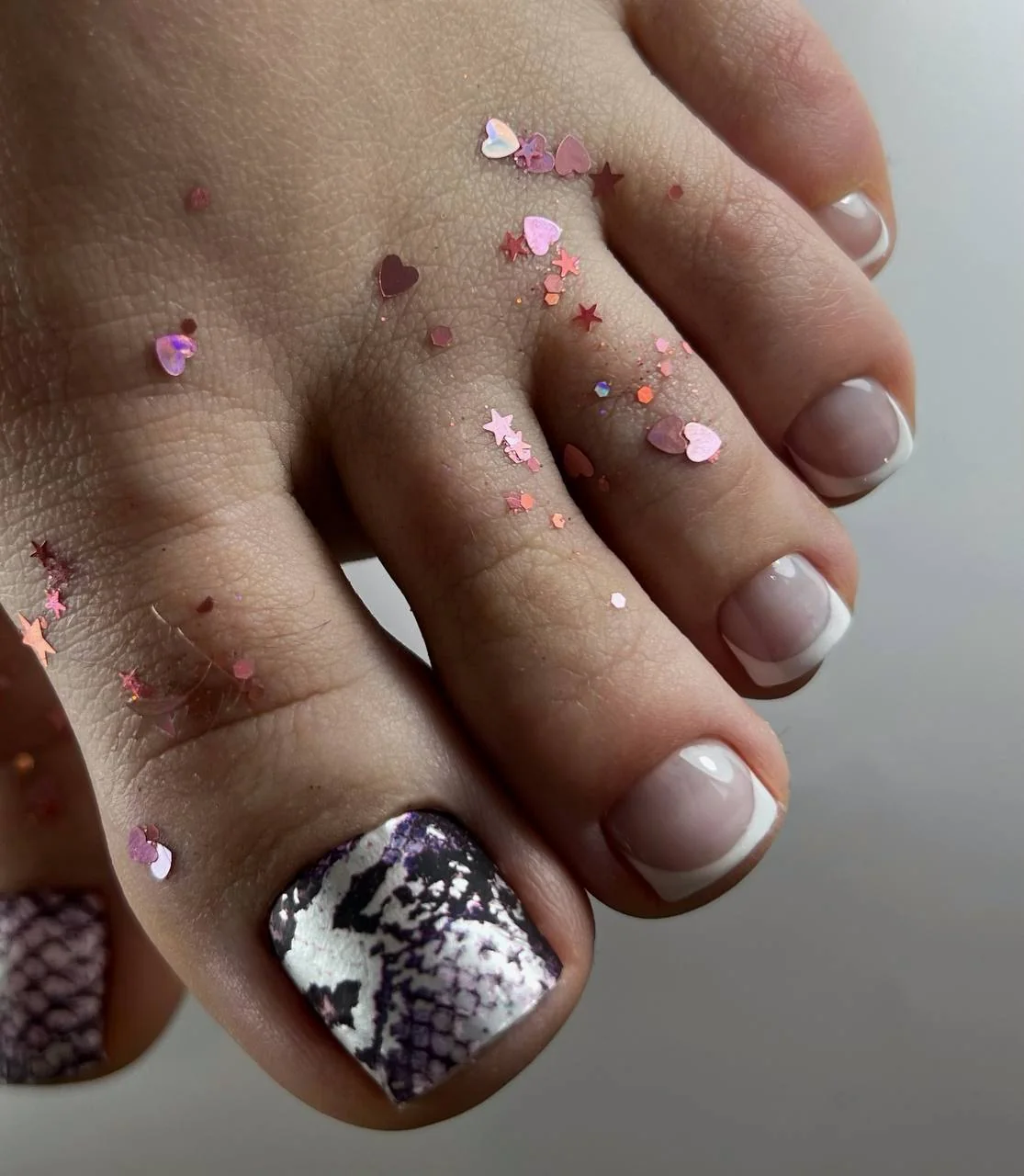 Французский педикюр с принтом