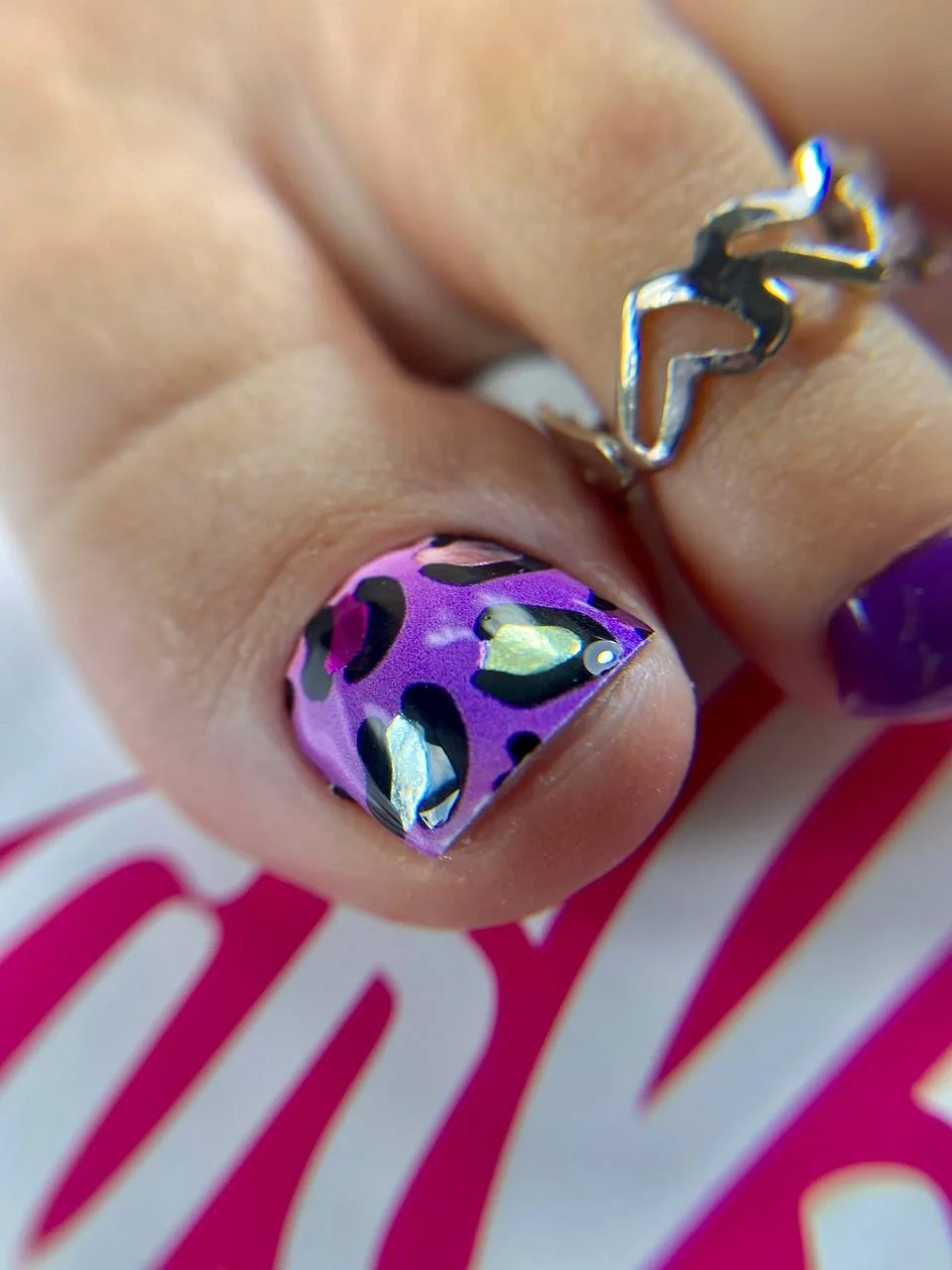 Фиолетовый педикюр с леопардовым принтом