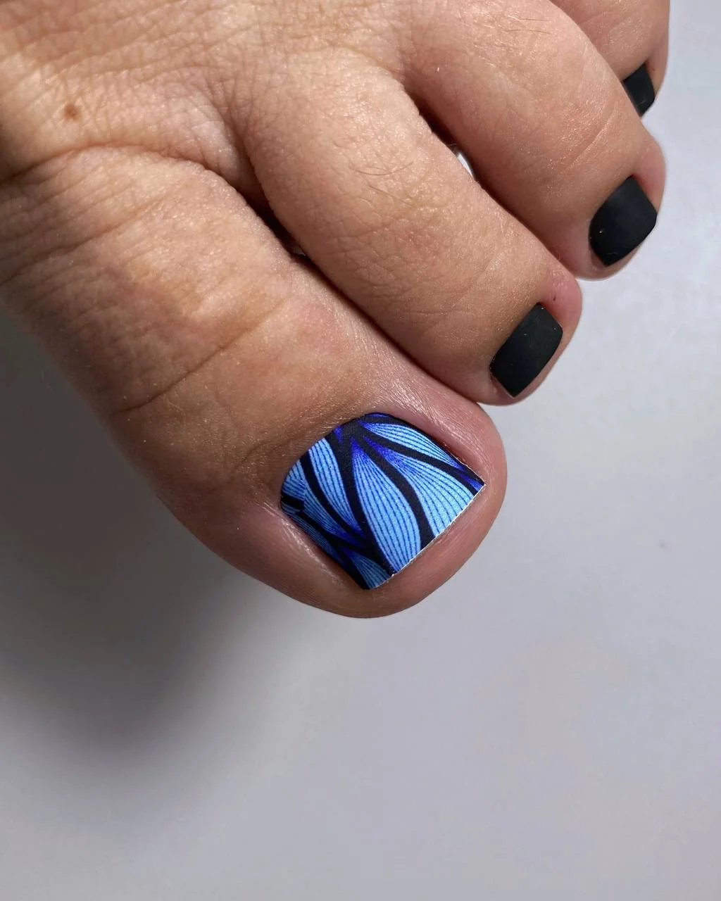 Матовый чёрный педикюр с арт-дизайном