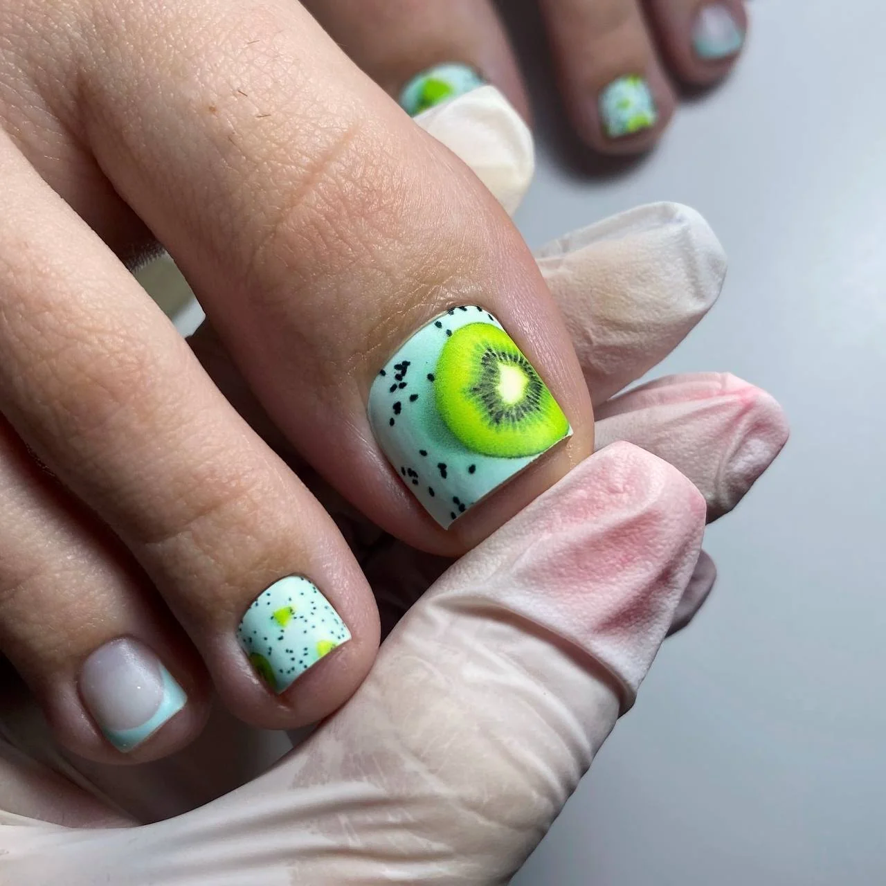 Летний педикюр с киви