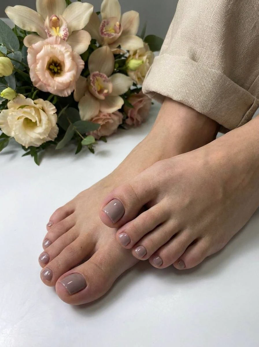 Эстетический педикюр с покрытием гель-лаком